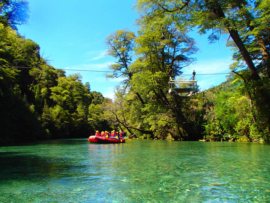 Apto para todo público, el rafting río Azul, a pocos kilómetros de El Bolsón, te ofrece una experiencia súper divertida, donde podrás disfrutarla con la familia.
