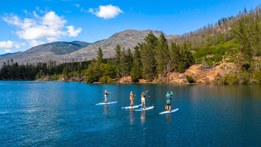 El Stand Up Paddle, es una actividad que está haciendo sus primeros pasos en la región. Se trata remar de parado sobre una tabla de windsurf, con una sola pala. Es muy fácil de aprender a hacerlo, comienzas remando de rodillas, y luego, cuando tomas confianza, ¡te paras y listo!! 