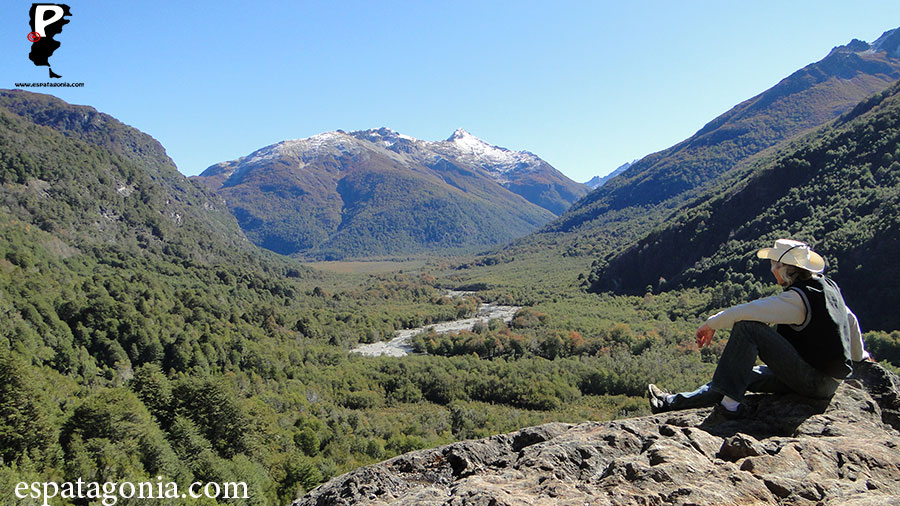 Cada rincón invita a recorrer caminando la orilla de los ríos, atravesar arroyos, internarse en los nativos bosques de lengas y coihues.