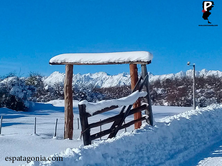 Mallín Ahogado, es un fantástico paraje rural muy cercano a El Bolsón. En invierno la nieve es un condimento paisajístico que lo hace aún más bello.